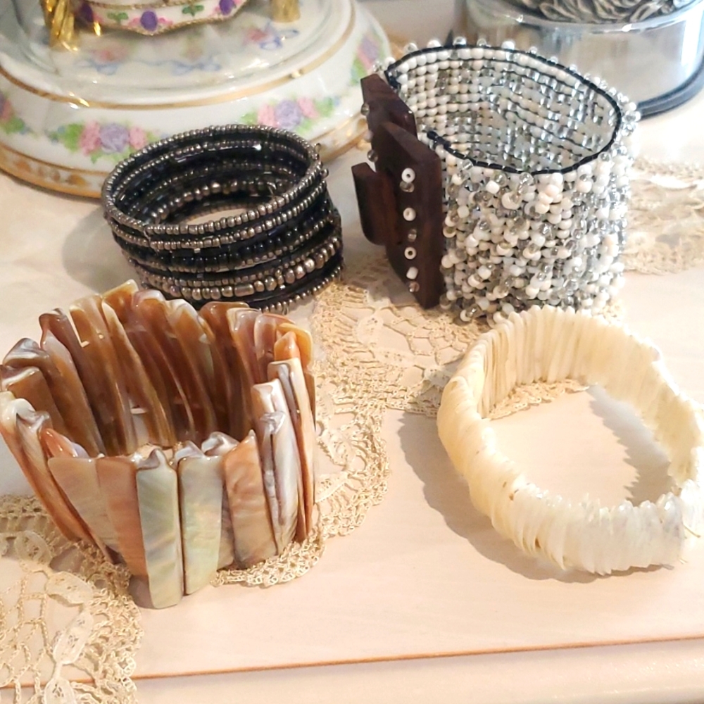 4 Bracelets Shell Mother of Pearl Beads  Bundle NWOT